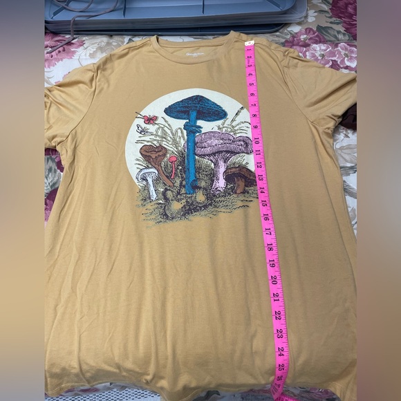 Mushroom tee bundle size L
Good fellow brand on mustard tee
unbranded on cropped - Picture 1 of 6